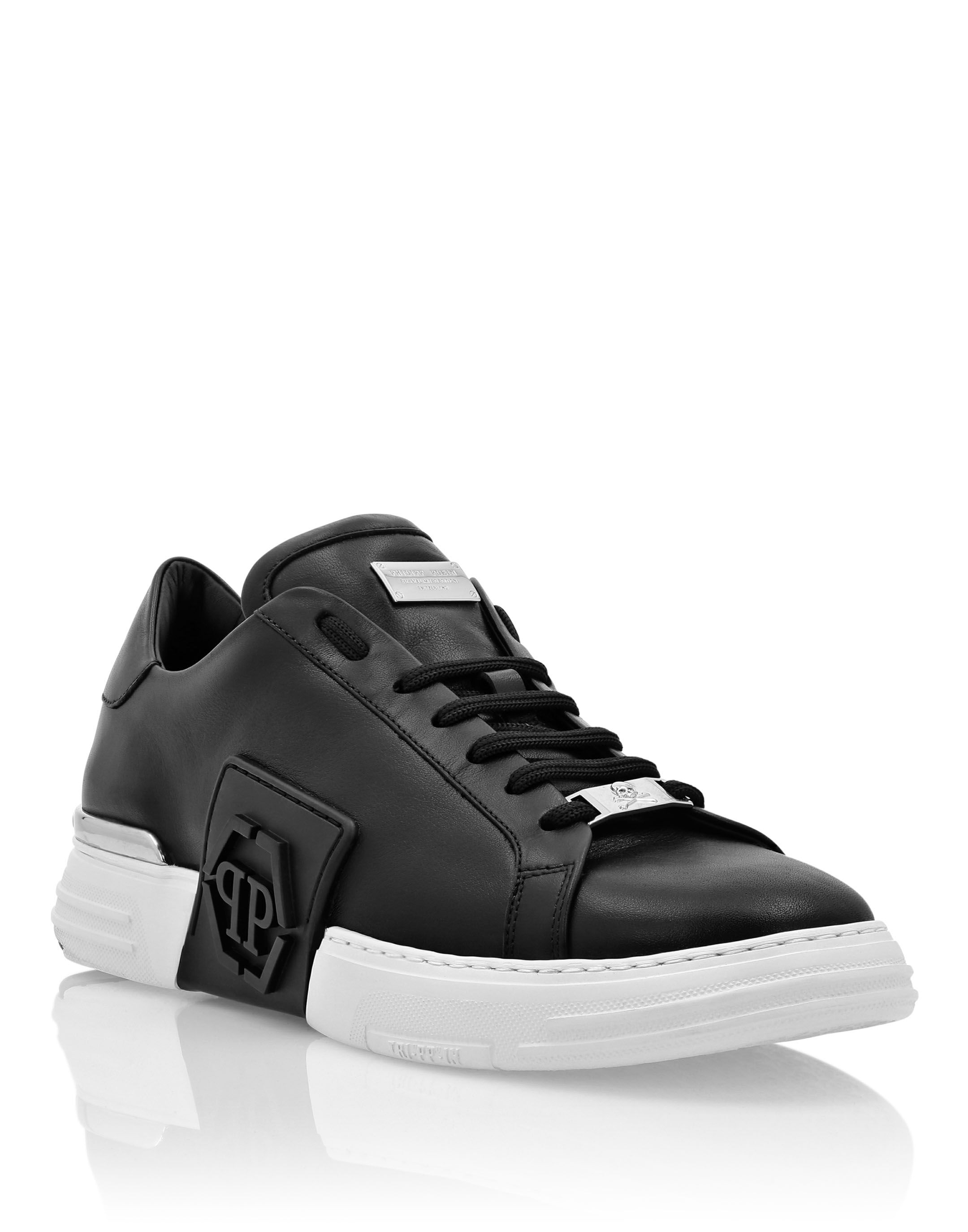 black low top tennis shoes